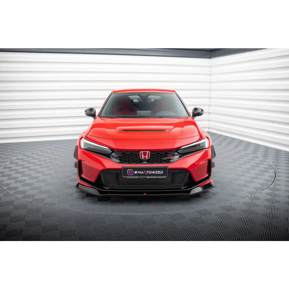 Spoiler på Honda Civic Type-R Mk 11 V1 vist forfra med sorte detaljer i lyst rom.