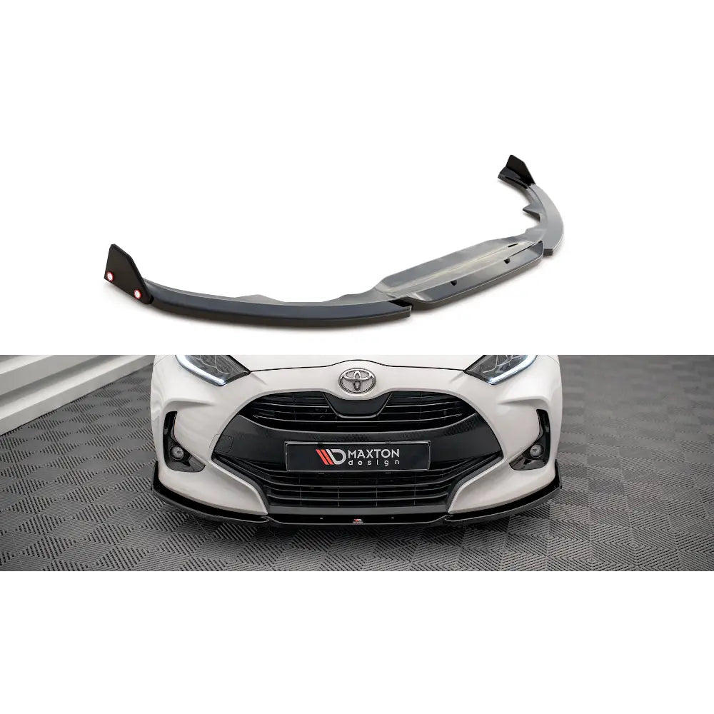 Frontspoiler Toyota Yaris Mk4 V1 med flaps, svart splitter vist separat og montert på hvit bil forfra.