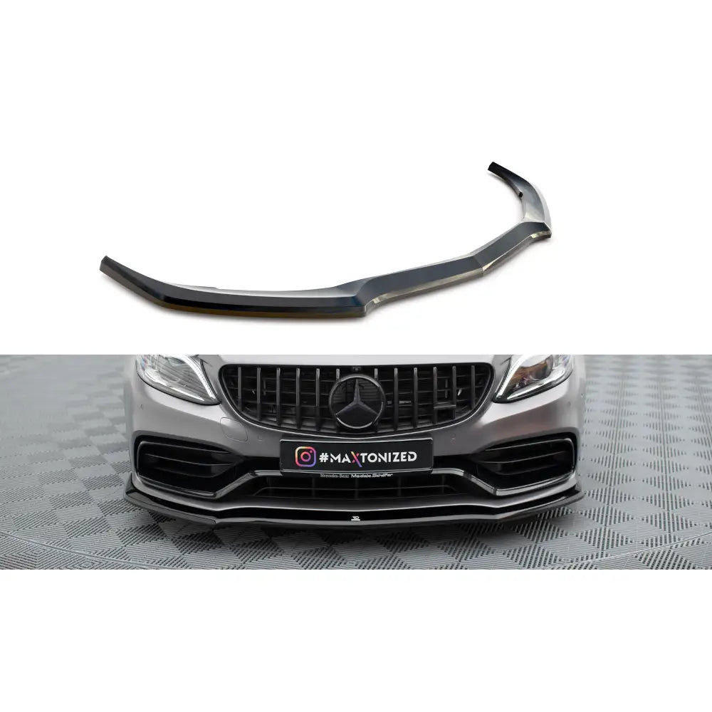Frontleppe V1 Mercedes-AMG C63 W205, sort splitter vist alene og montert på matt grå bilfront.