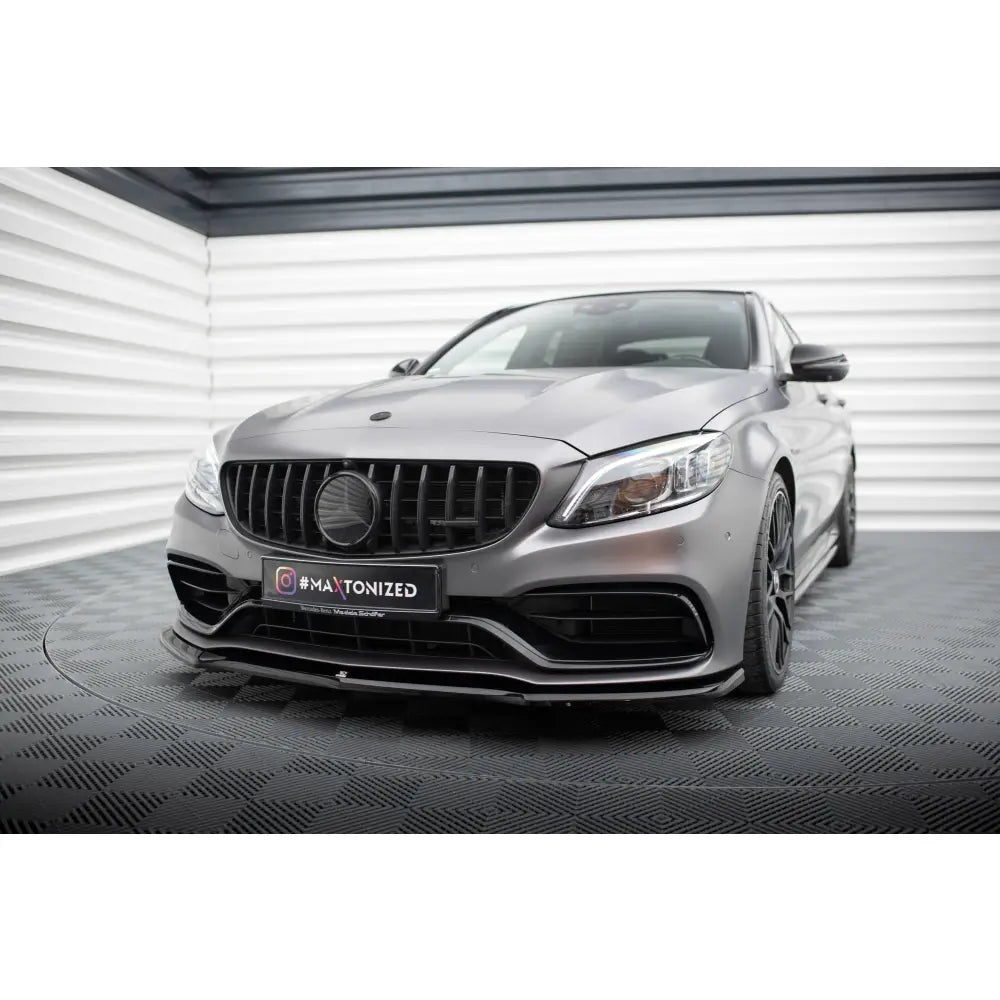Frontspoiler på Mercedes-AMG C63 Sedan W205 Facelift med sort grill og svarte felger i lyst rom.