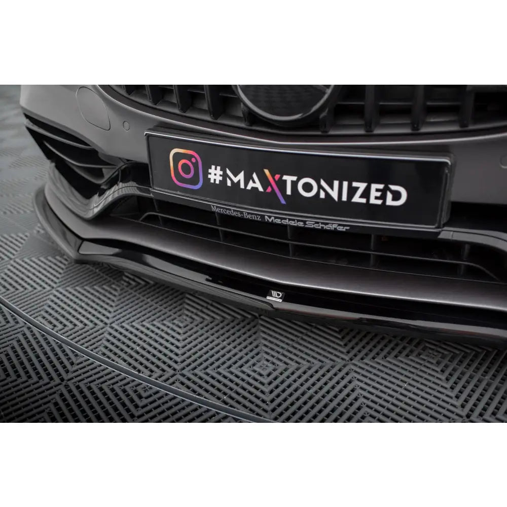 Front splitter for Mercedes C63 W205 Facelift V1 i sort blank plast montert sett forfra og nedenfra.