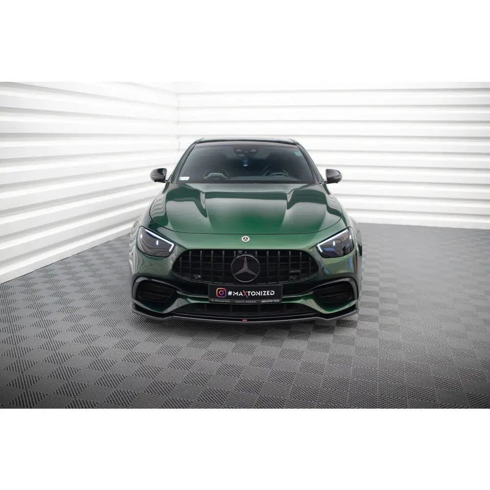Spoiler til Mercedes E63 W213 Facelift V1 montert på mørkegrønn bil med sort grill og LED-lys.