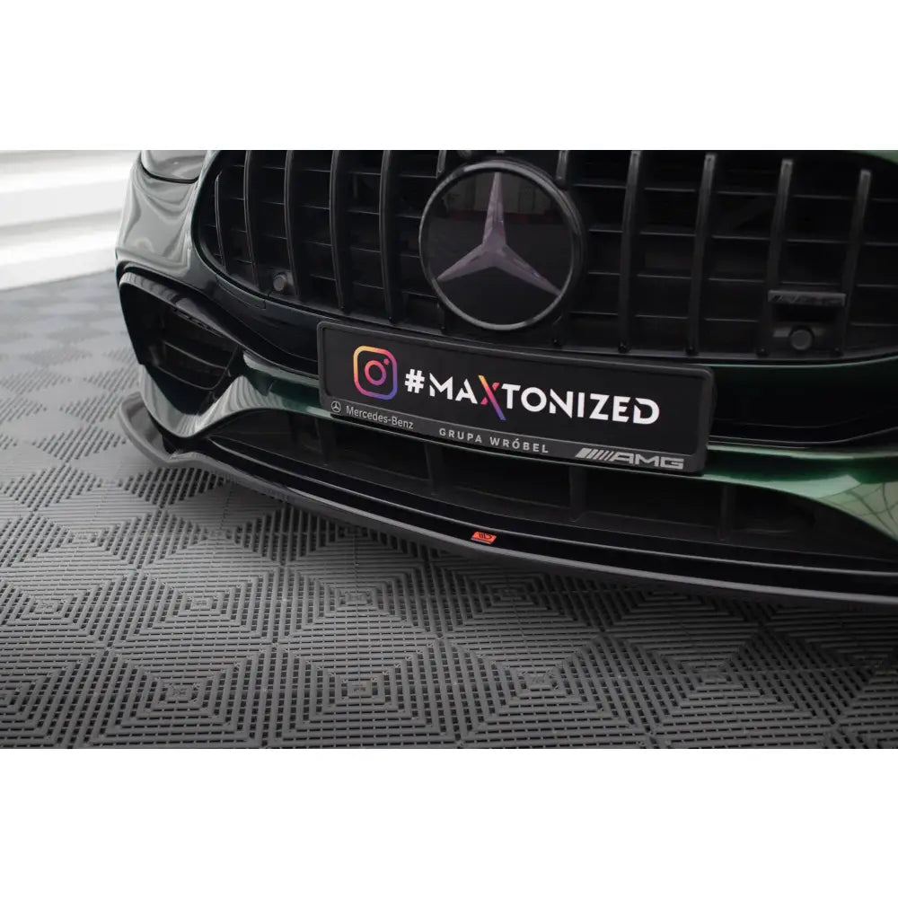 Front splitter på Mercedes E63 W213 Facelift V1 med sort frontspoiler og #MAXTONIZED-logo på grillen.