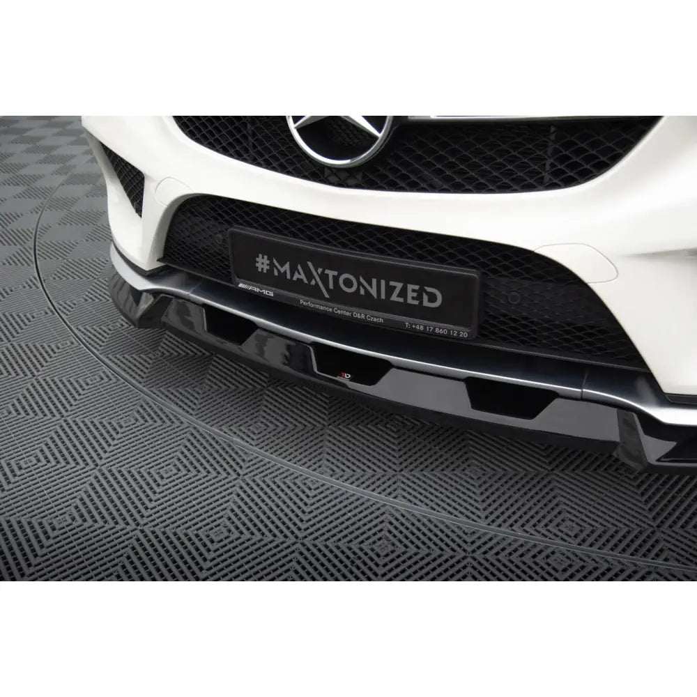 Front splitter på Mercedes GLE Coupe 43 AMG, blank sort plast montert foran på hvit bil, sett skrått ovenfra.