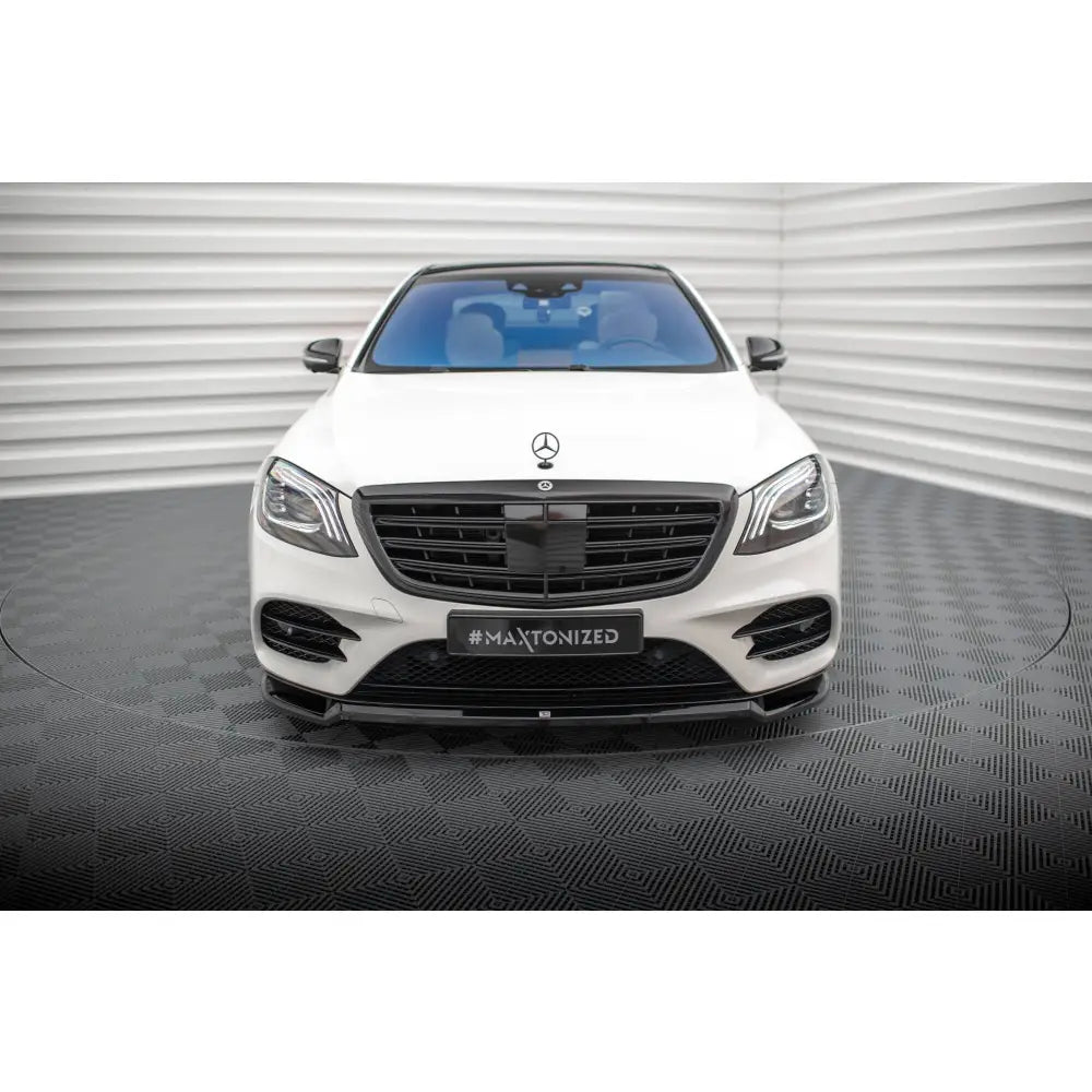 Spoiler til Mercedes S AMG-Line W222 Facelift V1 montert foran på hvit bil med sort grill.