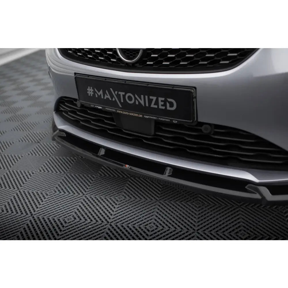 Front splitter på Opel Corsa F V1 med sølv og svart frontfanger og dekorlist, skilt "#MAXTONIZED".