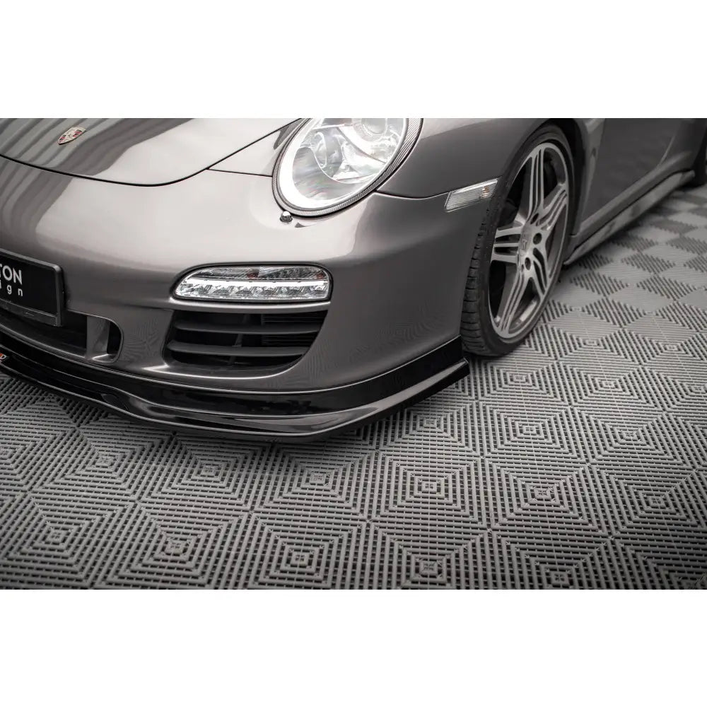 Frontspoiler V1 Porsche 911 Carrera GTS 997 Facelift med sort splitter og detaljerte LED-lys.