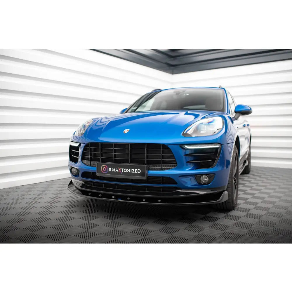 Frontleppe på Porsche Macan Mk1 V1, svart spoiler foran blå SUV med markante luftinntak.
