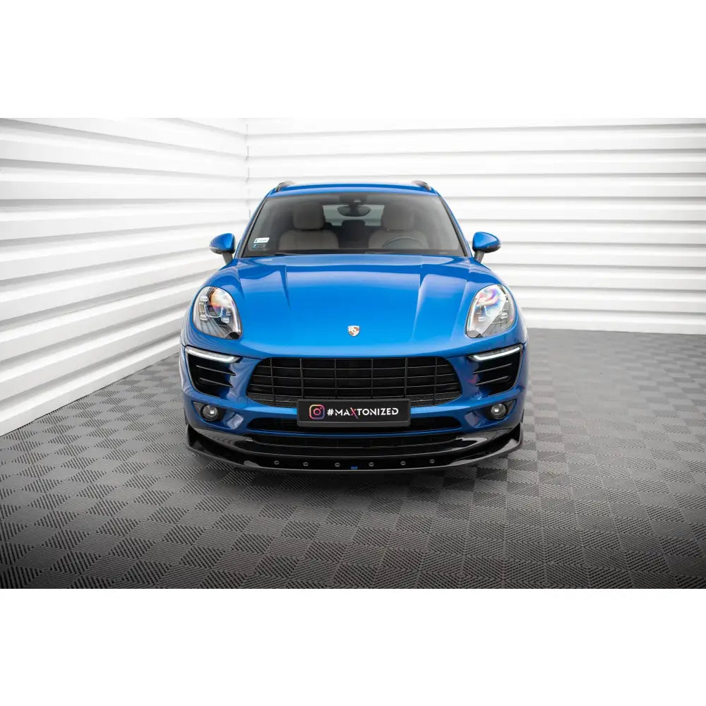 Spoiler på Porsche Macan Mk1 V1 sett forfra med blank sort finish og store luftinntak.
