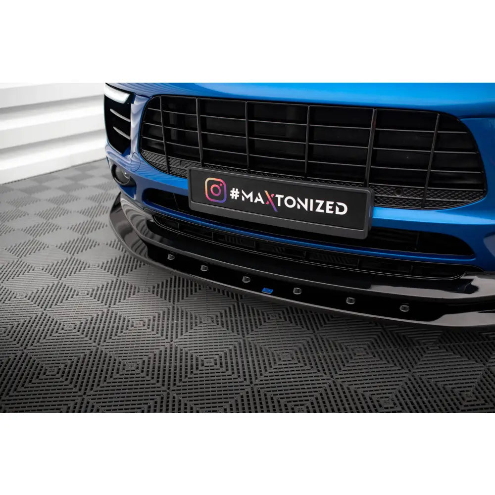Front splitter på Porsche Macan Mk1 V1 i sort blank finish, montert på blå bil med synlig grill.