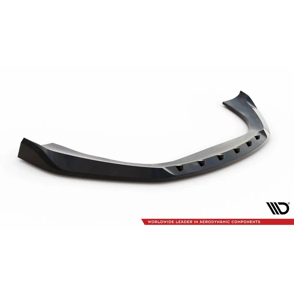 Front lip til Porsche Macan Mk1 V1 i sort blank plast med luftkanaler og sporty design, sett skrått ovenfra.