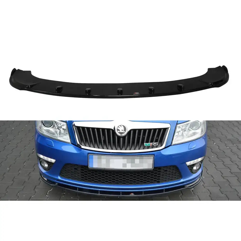 Frontleppe V1 Skoda Octavia Mk2 RS facelift i sort blank plast, vist montert på blå bil forfra.