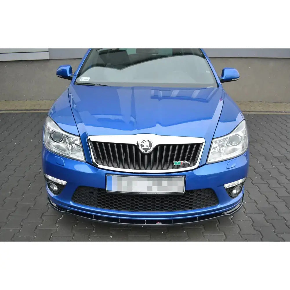 Frontspoiler V1 på Skoda Octavia Mk2 RS facelift, blå bil med sort grill og kromdetaljer sett forfra.