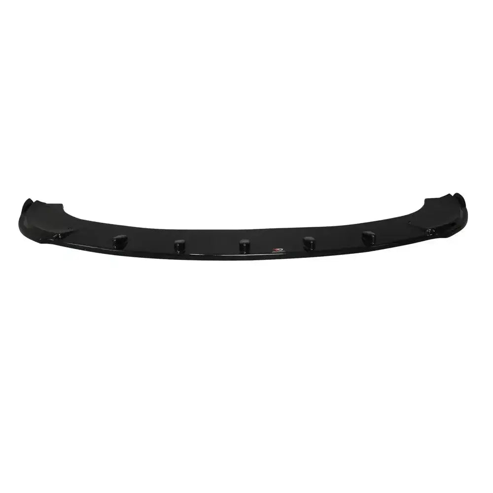 Front splitter til Skoda Octavia Mk2 RS, svart blank plast med opphøyninger, sett forfra mot hvit bakgrunn.
