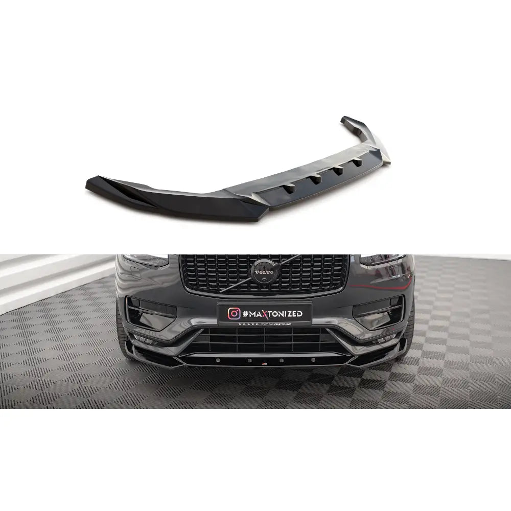 Frontspoiler til Volvo XC90 V1 R-Design Mk2 Facelift, svart splitter med sporty vinkler sett fra fronten.