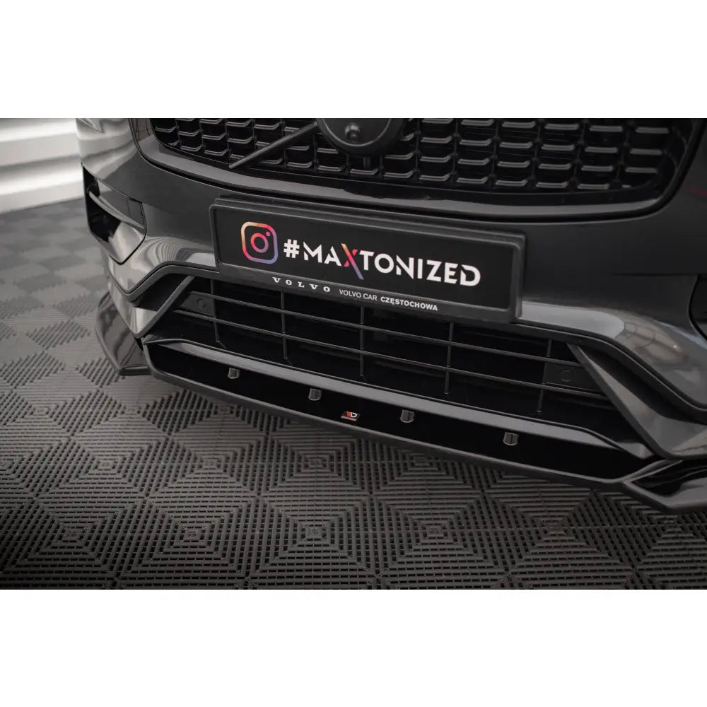 Front splitter til Volvo XC90 V1 R-Design Mk2 Facelift montert på støtfanger, sett forfra i lav vinkel.