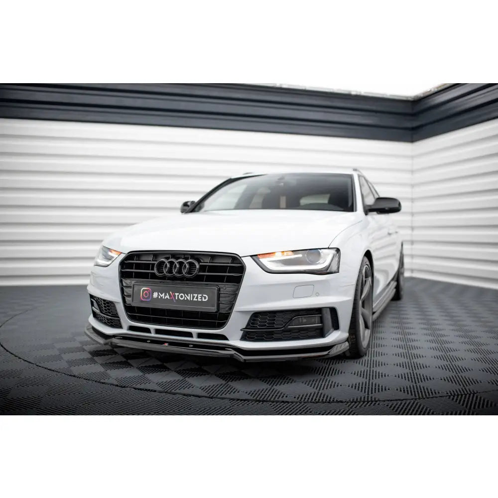 Frontsplitter på hvit Audi A4 Competition B8 Facelift med sorte detaljer i lyst rom.