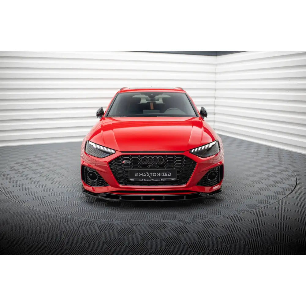 Frontleppe Audi RS4 B9 Facelift V2 montert på rød bil, sett forfra med sort grill og sportslig frontfanger.