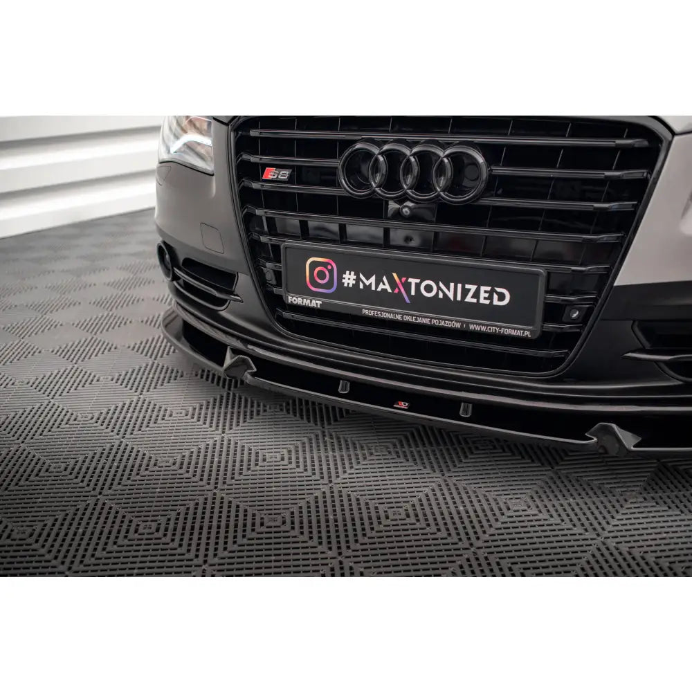 Front splitter Audi S8 D4 V.3 montert foran, sort med markerte linjer, sett fra lav vinkel mot gulv.