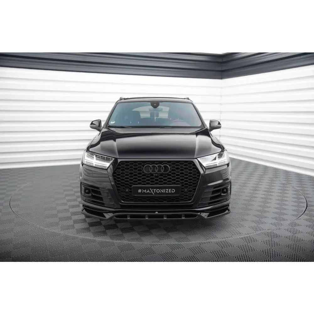 Spoiler Audi SQ7 / Q7 S-Line Mk2 V2 sett forfra med sort grill og LED-lykter i lyst fotostudio.