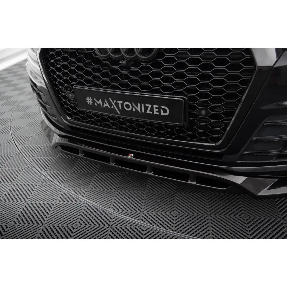 Front splitter til Audi SQ7 / Q7 S-Line Mk2 V2 i blankt svart med sekskantmønstret grill, sett skrått forfra.