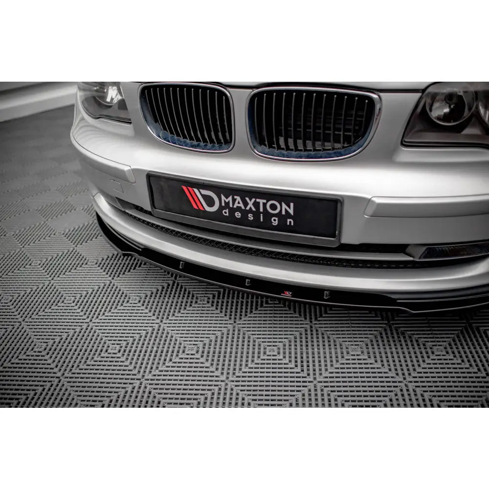 Front splitter BMW 1 E81 Facelift V2 montert under støtfanger på sølvfarget bil, sett forfra.