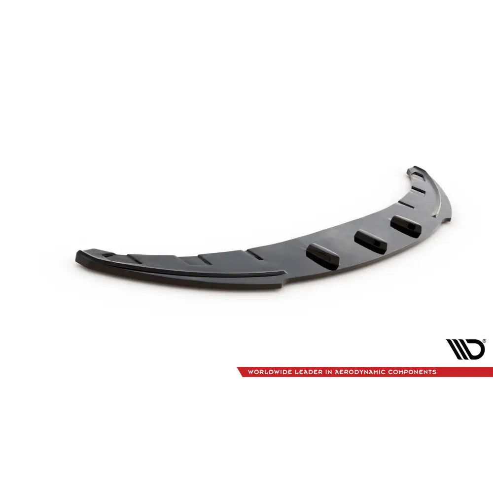 Front lip til BMW 1 E81 Facelift V2, sort plast med fem opphøyde seksjoner sett fra skrå vinkel.