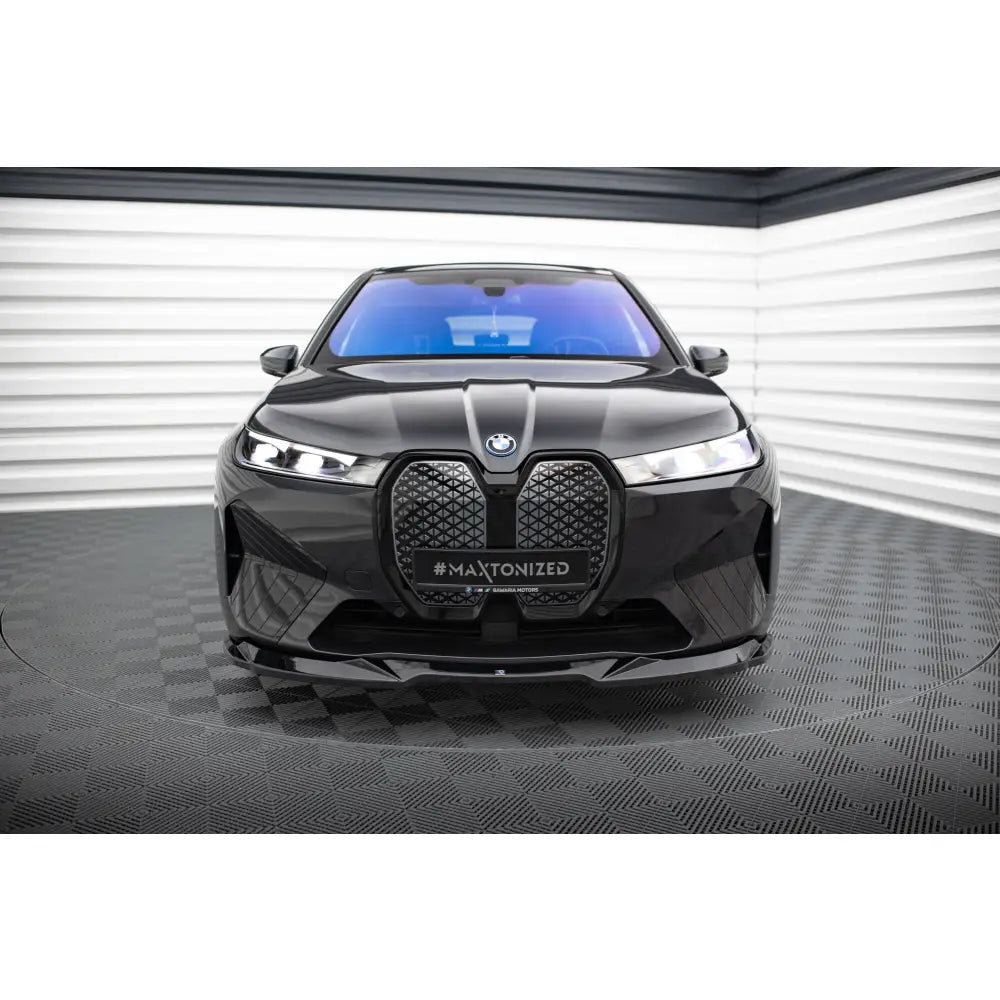 Frontleppe på BMW iX M-Pack i20 V2 sett forfra med sort grill og skarpe LED-frontlykter.