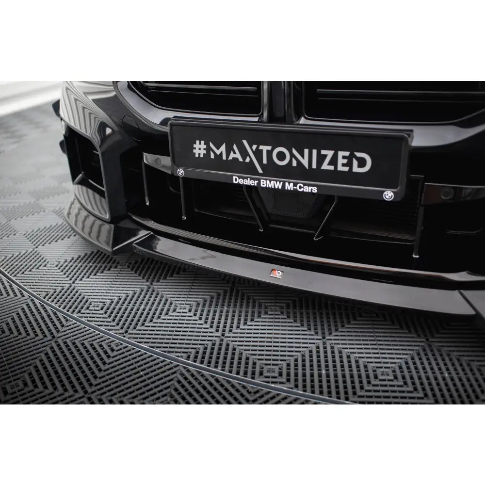 Front splitter på BMW M2 G87 V3 i sort blank finish, montert foran med #MAXTONIZED-skilt.