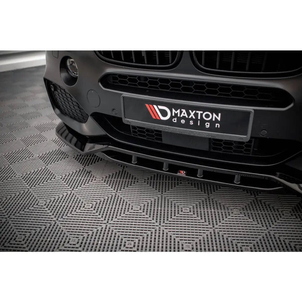 Front splitter BMW X5 F15 V2 M-Pack i sort glanset finish med Maxton Design-logo og luftespalter.