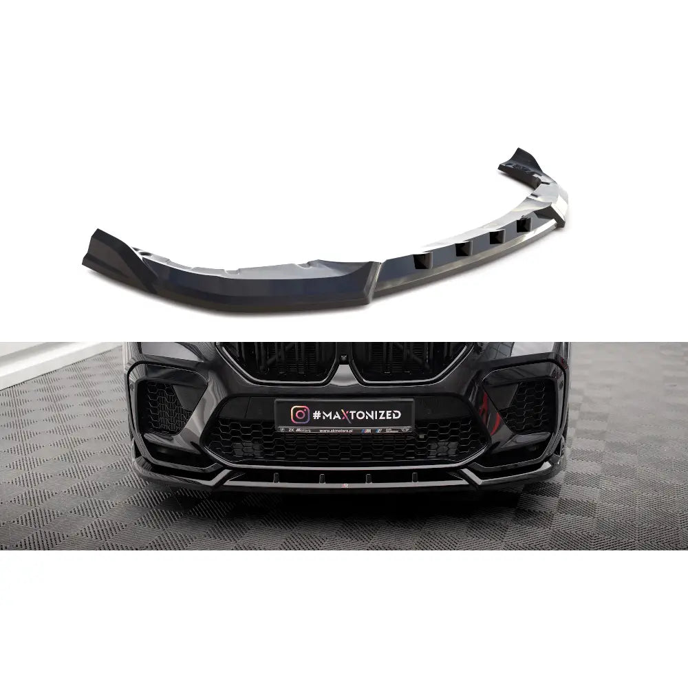 Frontspoiler BMW X6 M F96 V2 i sort plast med aerodynamiske detaljer, vist på hvit bakgrunn og montert.