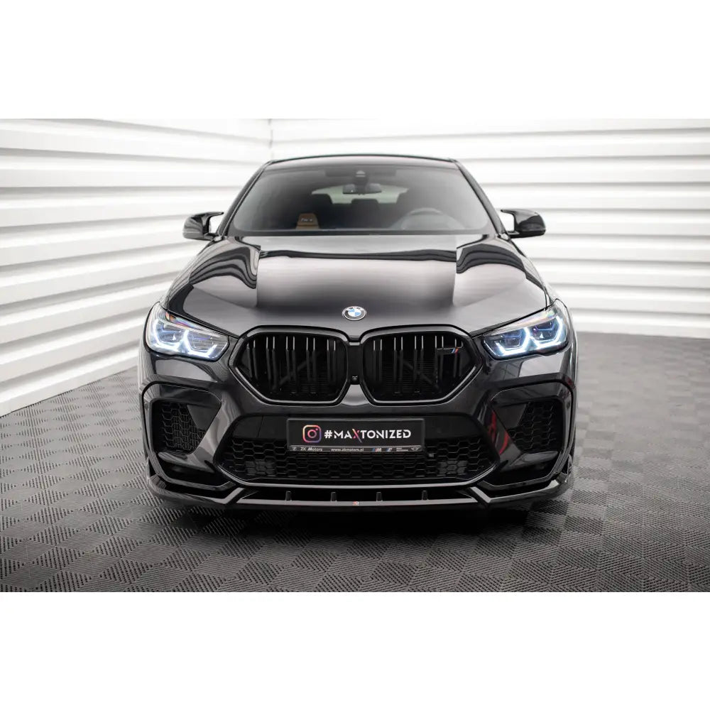 Spoiler på BMW X6 M F96 V2 sett forfra med sorte detaljer og markante LED-frontlykter.