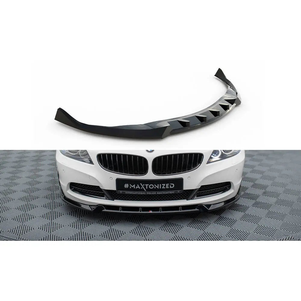 Frontspoiler BMW Z4 E89 V2 i sort plast, vist separat og montert på hvit bil med aerodynamiske detaljer.