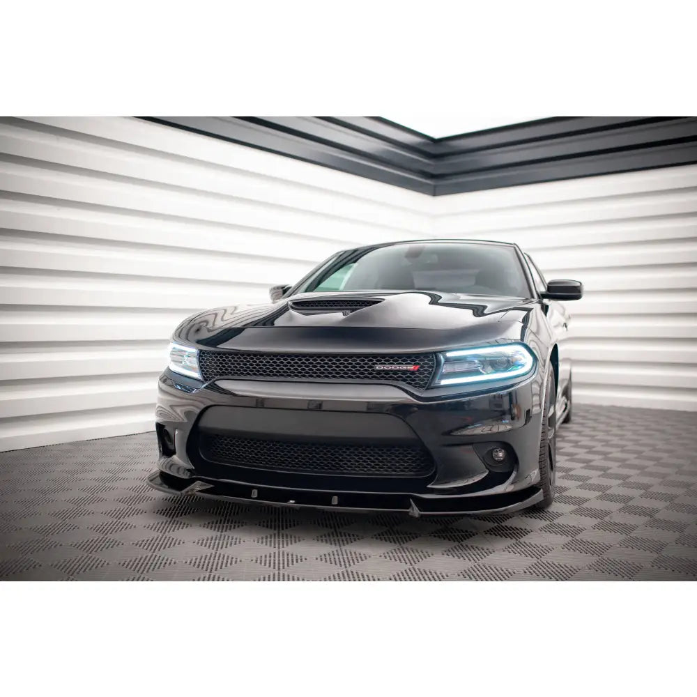 Frontleppe på Dodge Charger SRT Mk7 Facelift V2 sett forfra med LED-lys i lyst, moderne rom.