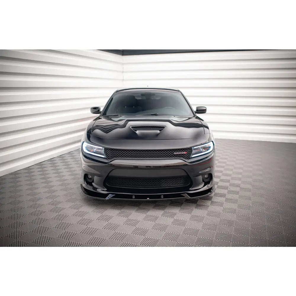 Spoiler på Dodge Charger SRT Mk7 Facelift V2 sett forfra med LED-lykter og sort sportsgrill.