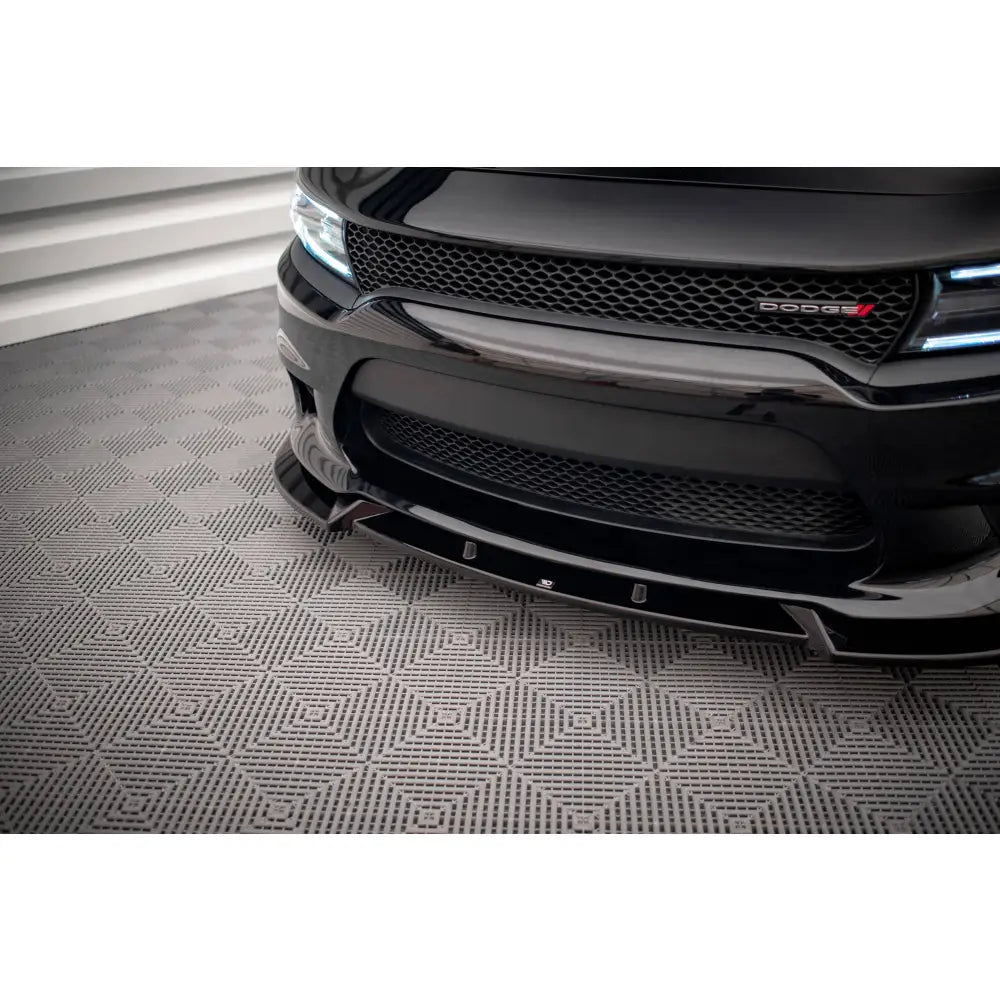 Front splitter på Dodge Charger SRT Mk7 Facelift V2 med markant grill og LED-lys på grått mønstret gulv.
