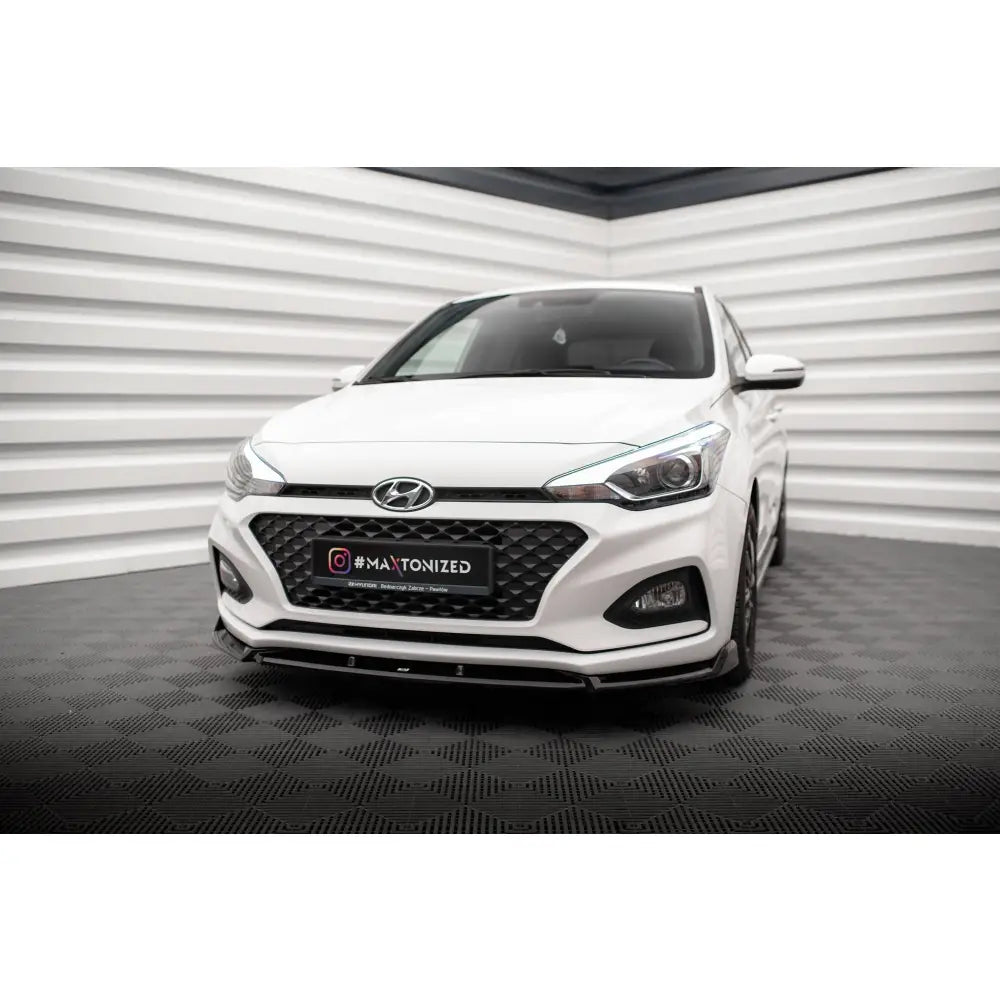 Frontleppe til Hyundai I20 Mk2 Facelift V2 montert på hvit bil med sort grill og moderne lykter.