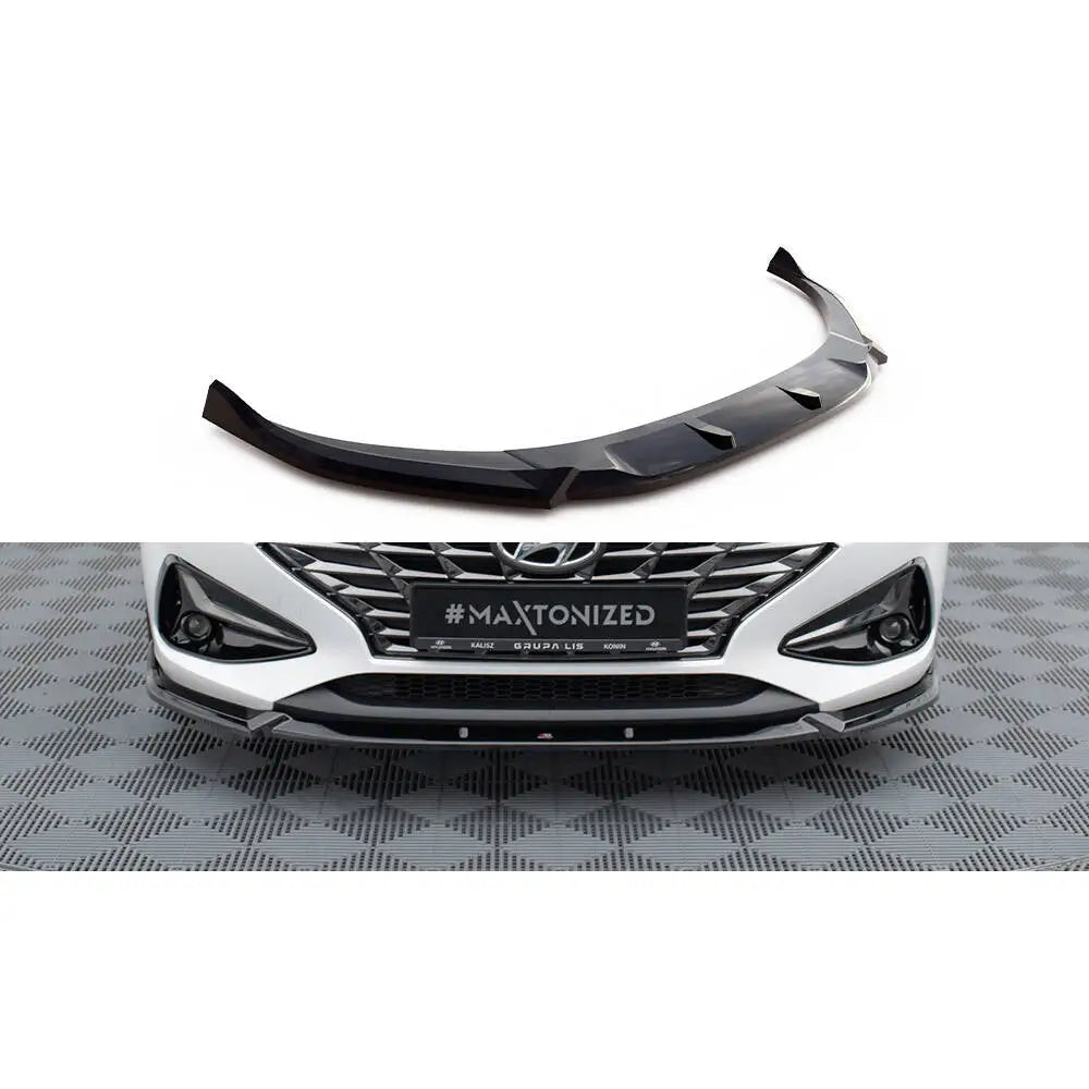 Frontspoiler til Hyundai I30 Mk3 Facelift V2 i sort plast, vist montert på hvit bil med aerodynamiske detaljer.