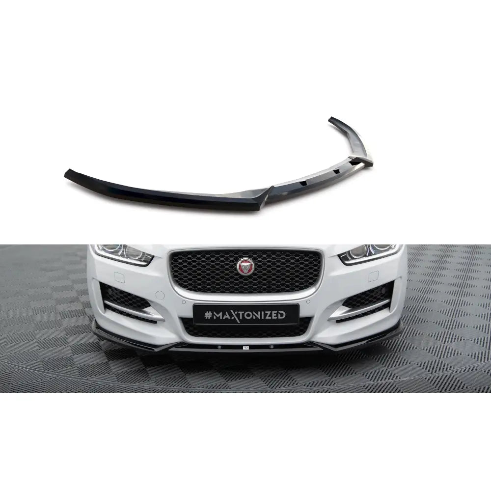Frontspoiler Jaguar XE R-Sport X760 V2 i sort plast, vist separat og montert på hvit bil forfra.