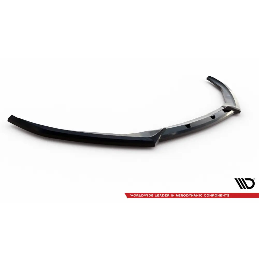 Frontspoiler Jaguar XE R-Sport X760 V2 i svart, glanset finish med markante kanter sett fra skrå vinkel.