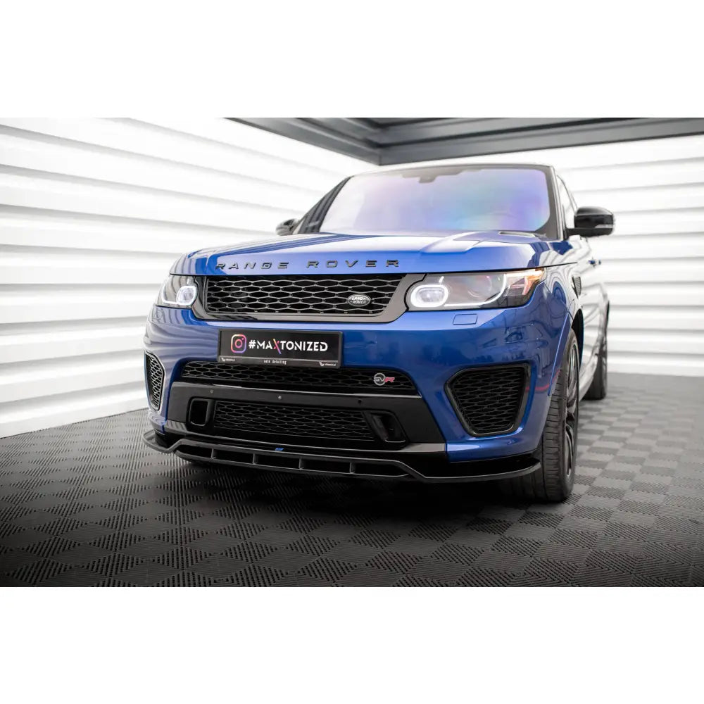 Frontspoiler på Land Rover Range Rover Sport SVR Mk2 mørkeblå SUV sett forfra og fra siden.
