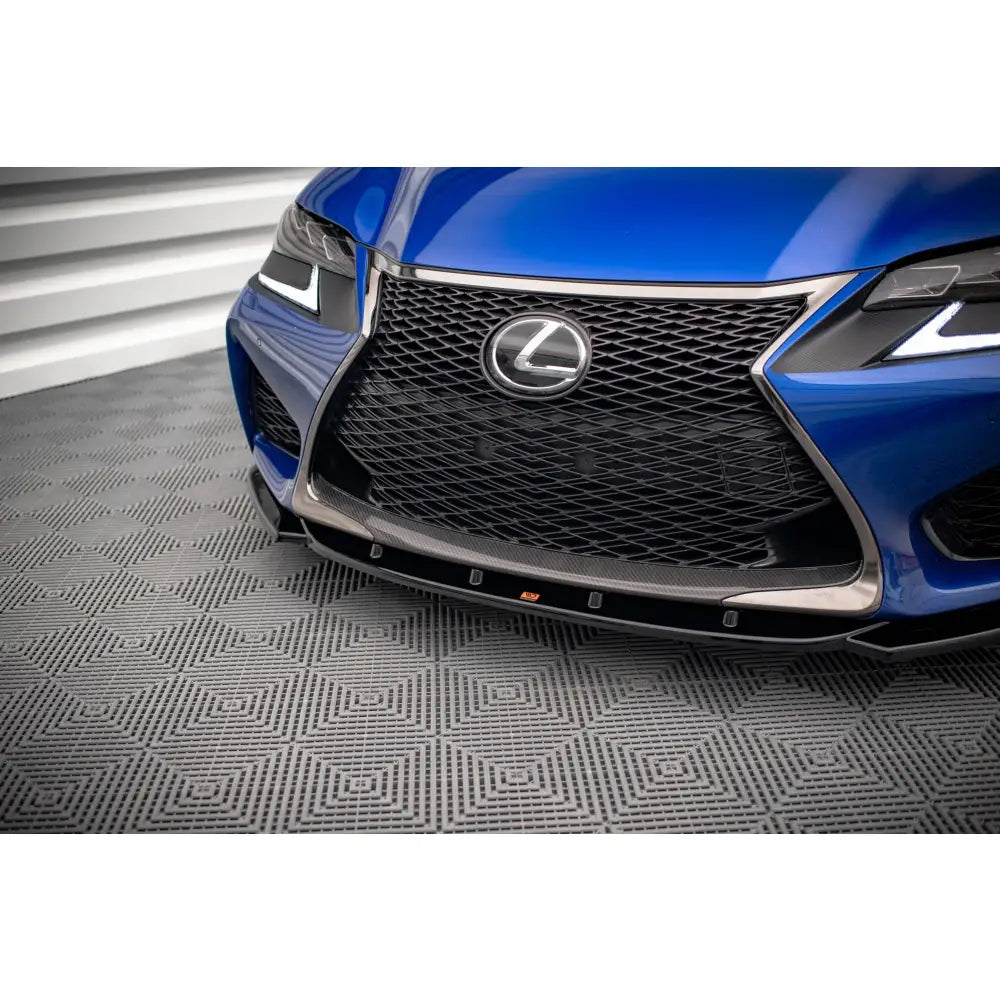 Front splitter på Lexus GS F Mk4 Facelift V2 med karbonkant, stor svart grill og markerte LED-lys.