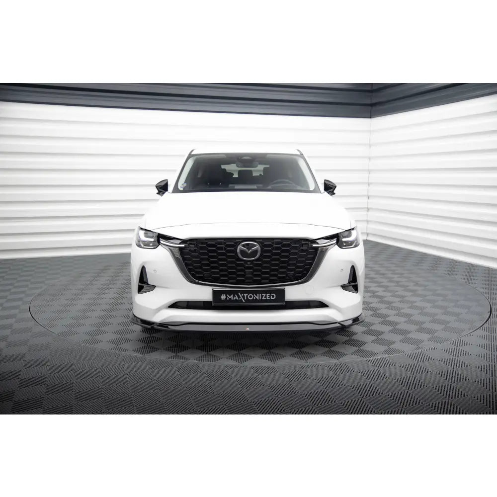 Spoiler på Mazda CX-60 Mk1 V2 sett forfra med svart grill og skarpe frontlykter i lyst rom.