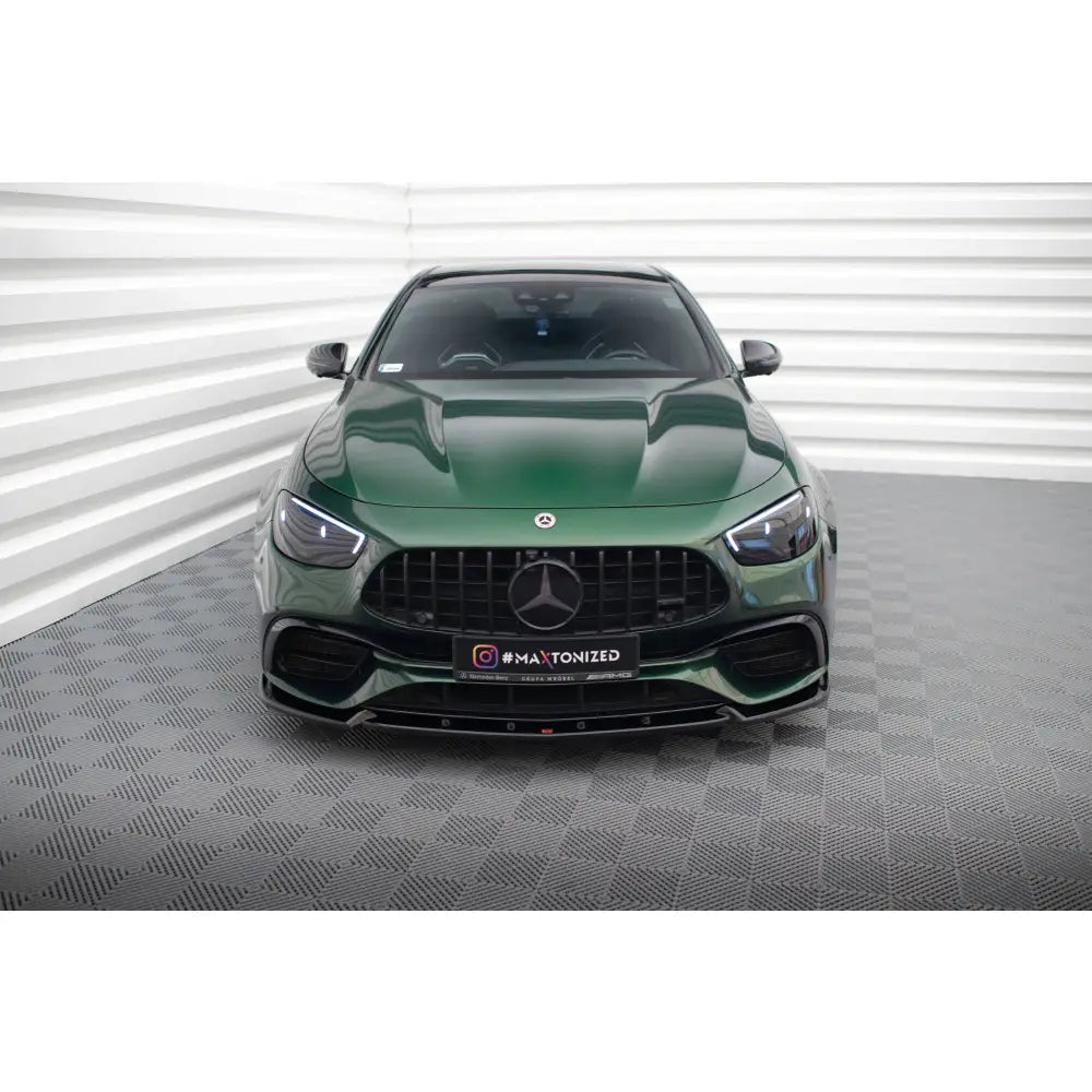 Spoiler på Mercedes E63 W213 Facelift V2 sett forfra med LED-lys, sort grill og store luftinntak.