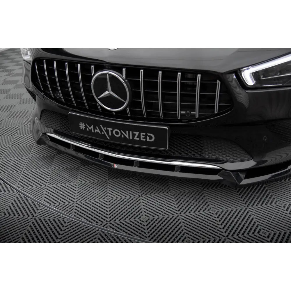 Front splitter til Mercedes CLA C118 V2, sort nærbilde med kromdetaljer og blank spoiler nederst.