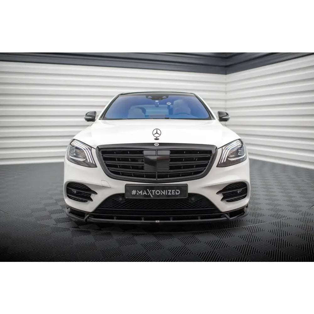 Frontleppe på Mercedes S AMG-Line W222 Facelift V2 med svart grill og markante frontlykter.