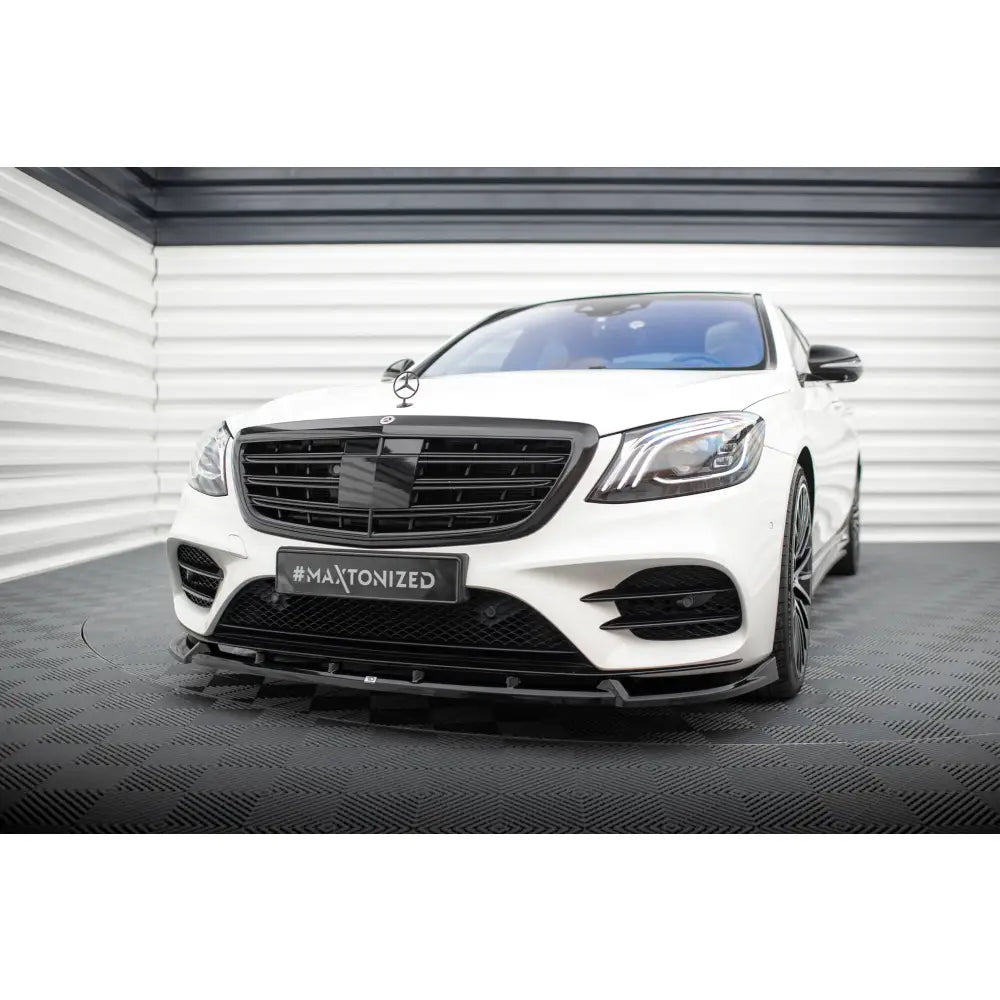 Spoiler på Mercedes S AMG-Line W222 Facelift V2 sett forfra med sort grill og markant frontleppe.