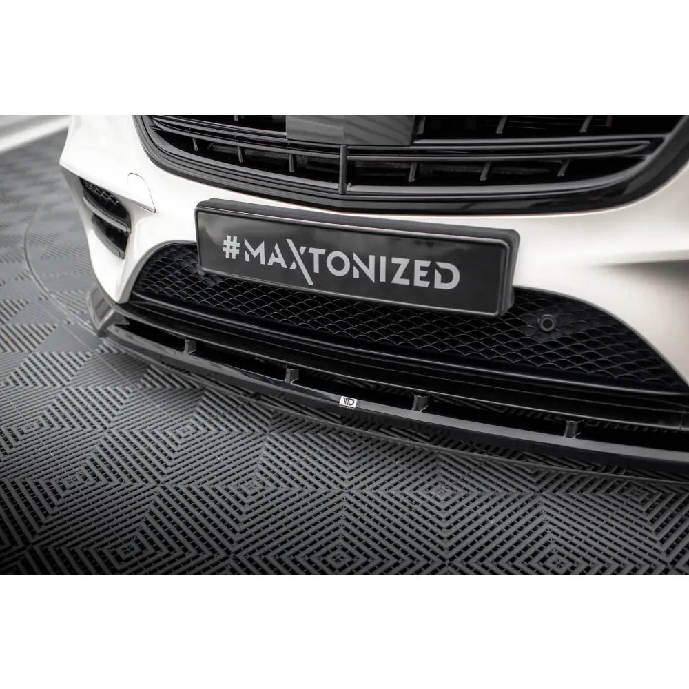 Front splitter til Mercedes S AMG-Line W222 Facelift V2 i sort blank plast montert på hvit bil.