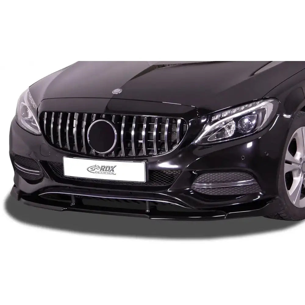 Frontspoiler V2 på svart Mercedes C-Klasse W205 med kromdetaljer og markant frontsplitter sett forfra.