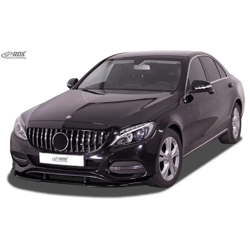 Frontleppe på svart Mercedes C-Klasse W205 med sølvfelger og mørke ruter, sett skrått forfra.